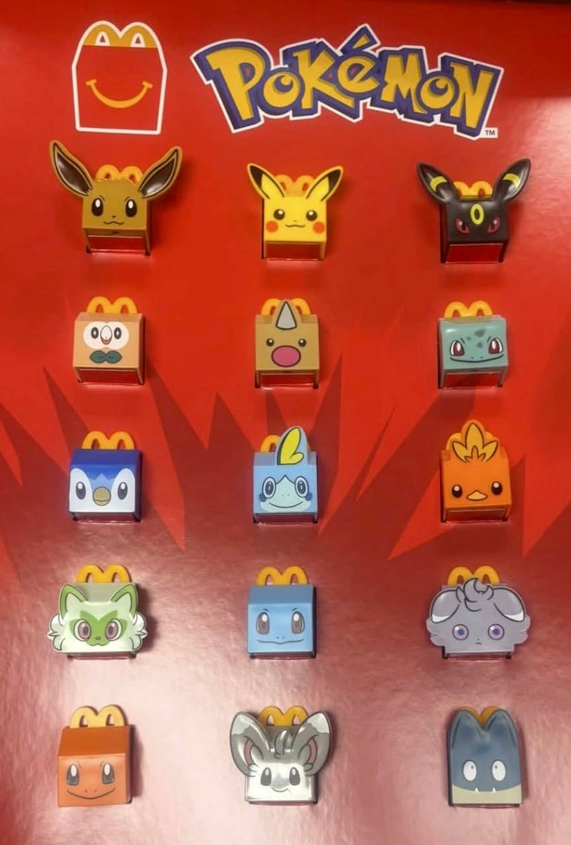 Espositore fotografato con tutte le 15 mini confezioni Happy Meal Pokémon McDonald’s 2026